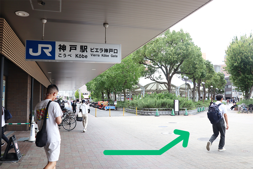 JR神戸駅出口